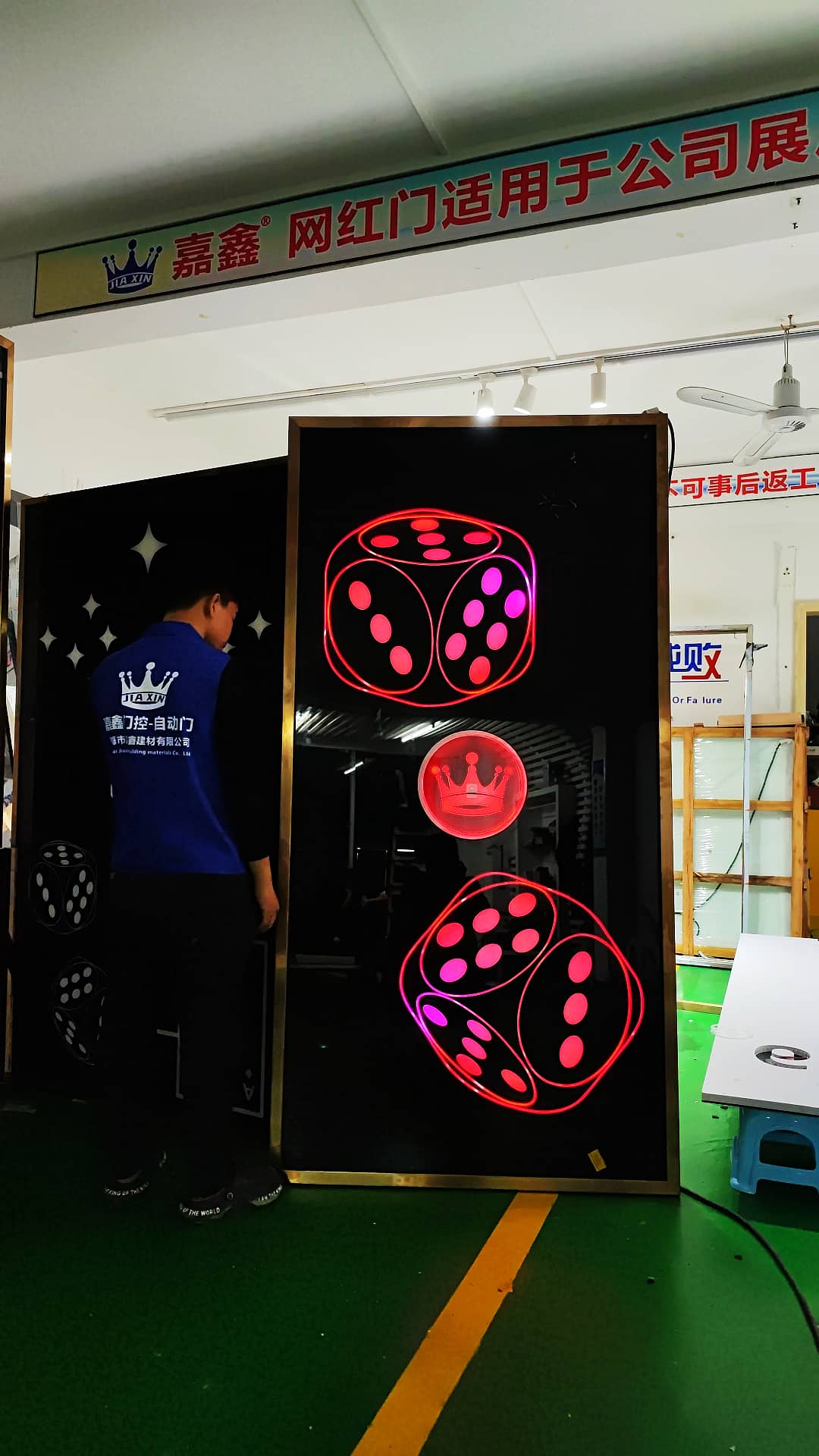 科幻机械手掌感应门