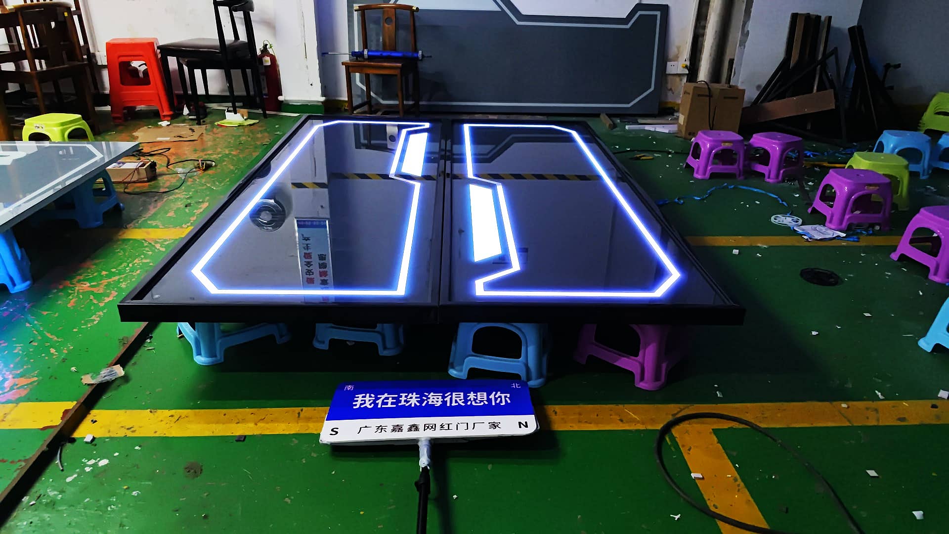 科幻建筑触摸感应门