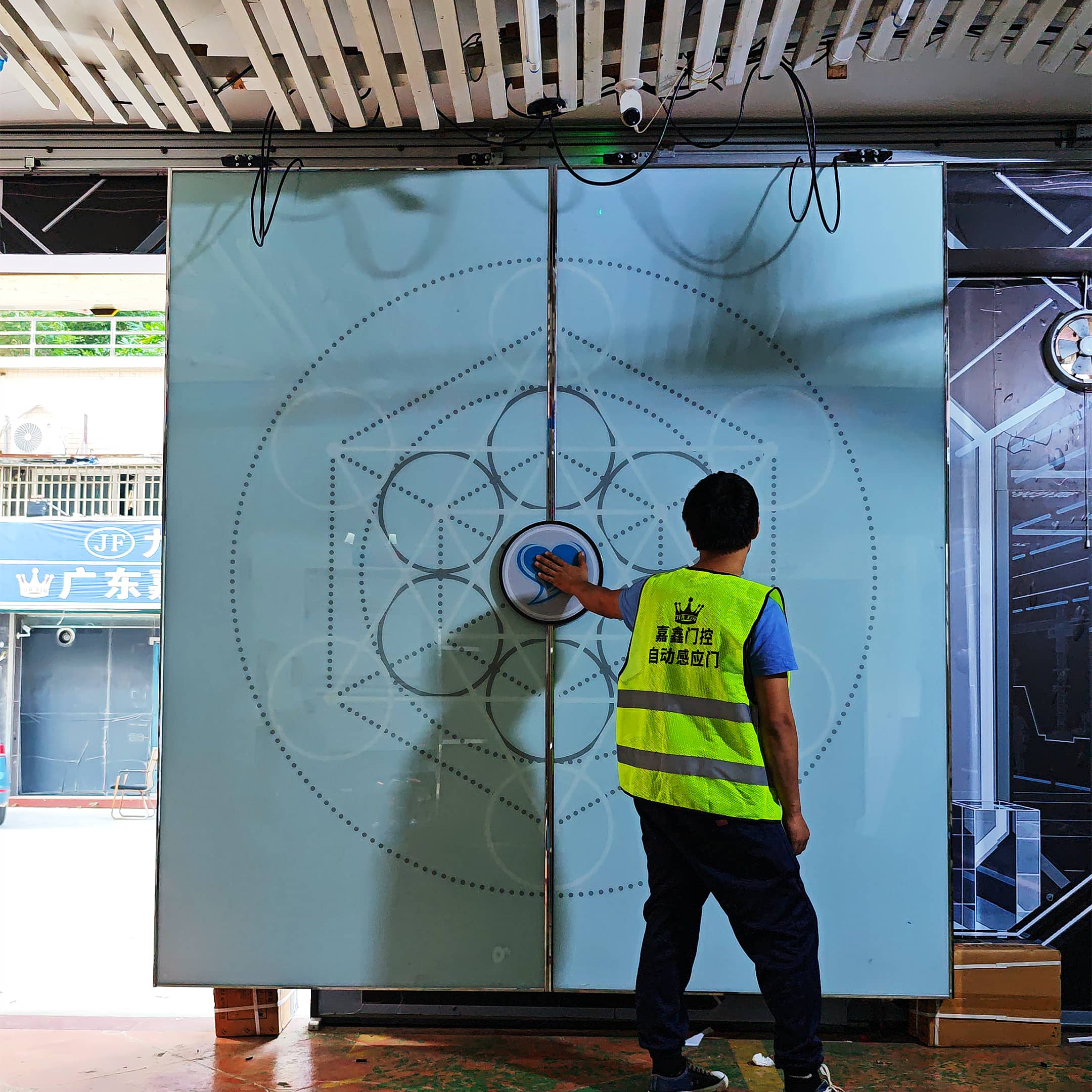 炫酷自动发光门 供应厂家